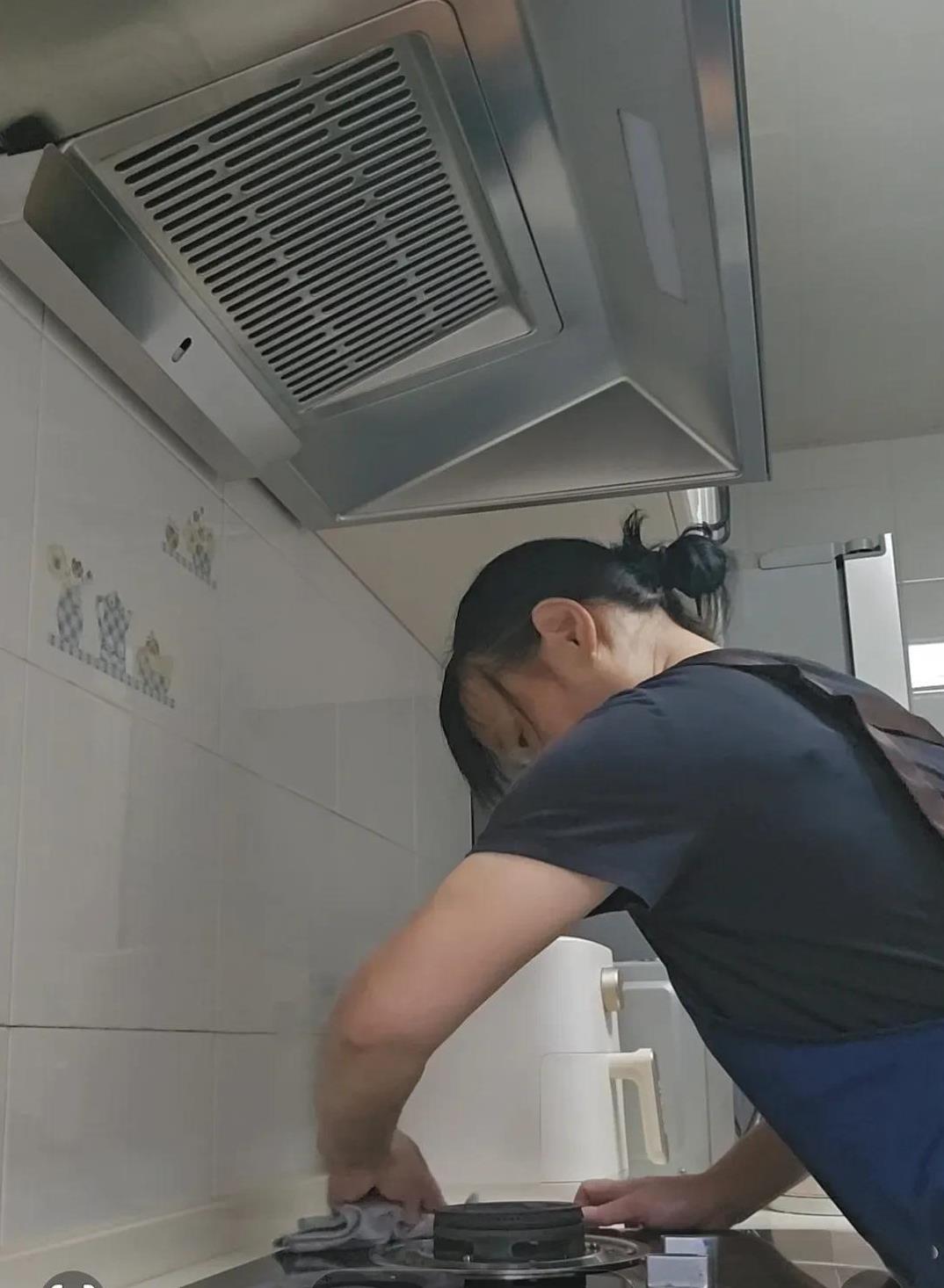 昨天干完活回家的时候，又被淋成了“落汤鸡”。
这几天我们这儿的天气阴晴不定，一会