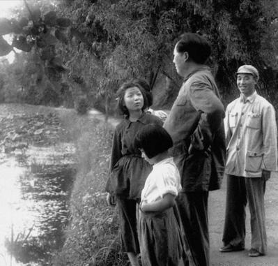 1948年5月，毛主席乘车赶往西柏坡，路过一个村庄的时候，被一阵阵哭声吸引了注意