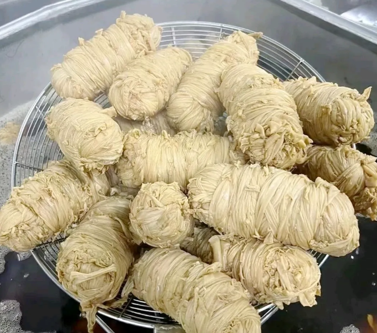 山东人管这个美食叫啥？第一次见！
虽然看着奇怪，但真的好吃耶！
听朋友劝，一定要