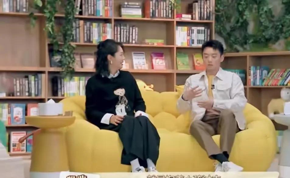 郑恺谈送女儿第一次上幼儿园是拔萝卜，说：“就是抱着小孩过去，本来还想跟老师交代一
