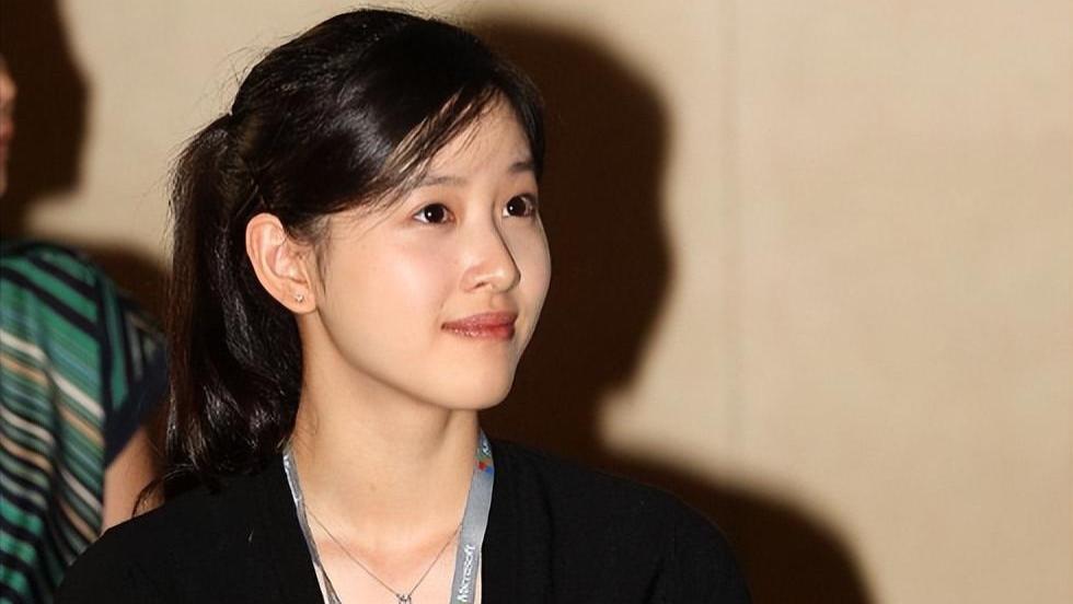 还记得那个因为一张手捧奶茶照片火遍网络的“奶茶妹妹”吗？