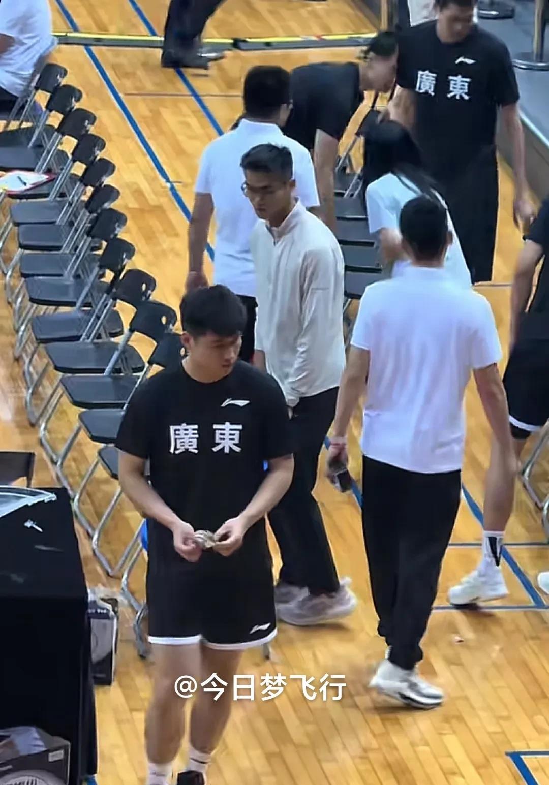 勤快的广东队小将陈家政！
陈家政入住宏远俱乐部宿舍楼时间不长，据经常在俱乐部门口