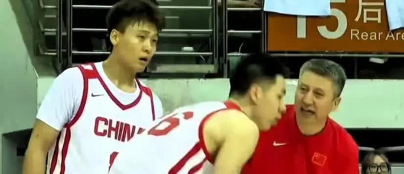匪夷所思！郭士强男篮集训队9个年轻人竟淘汰了7个，留下30岁的雷蒙和29岁的高诗