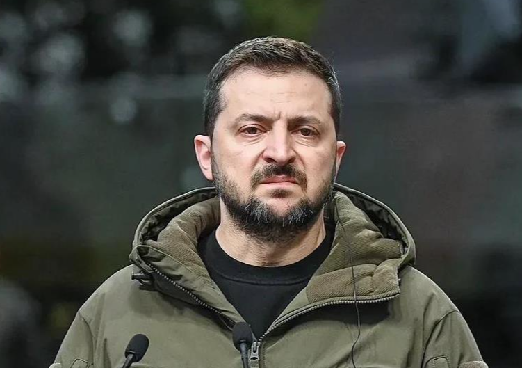 泽连斯基从西方眼中的英雄人物变成了罪人，特朗普变脸比翻书还快，让泽连斯基懵了！几