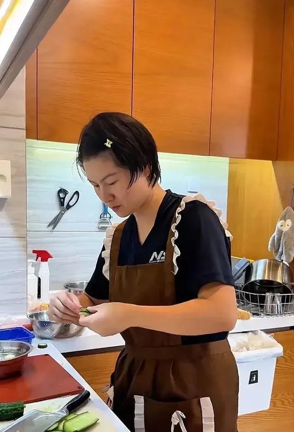 如今的保姆是大爷，真的是惹不起呀。
我给老妈请了一个住家保姆，就是照顾老太太的吃