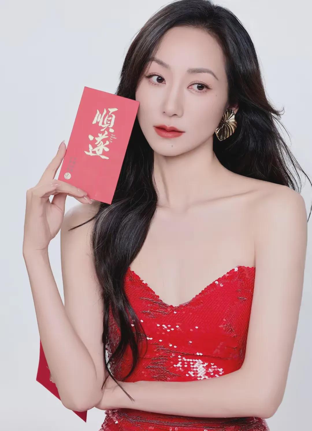 韩雪这裙子好鲜艳啊！简直就是人间仙境，越看越会打扮啦！红裙子，像一团燃烧的火焰，