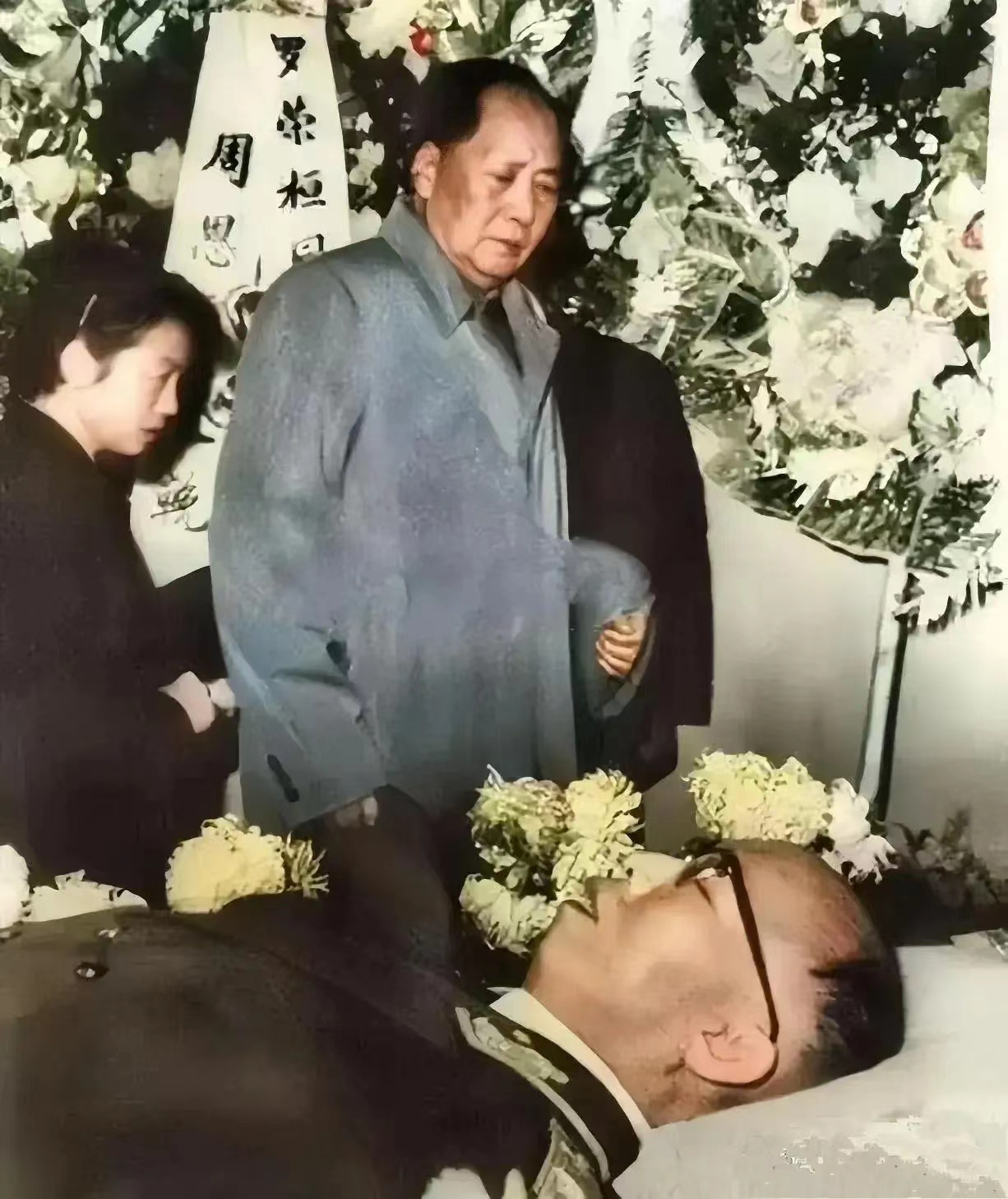 1963年12月17日，正在审阅文件的伟大领袖，被窗外的微风惊扰，心中突然生出一
