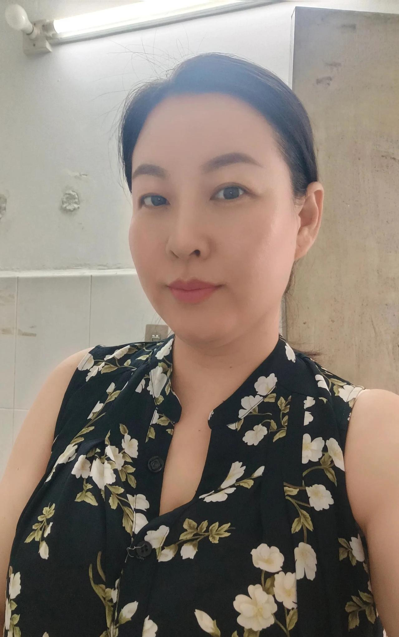 我侄女上高二，秋后就上高三了，高三更忙了。住校，一个月只放一次假了，中途也不让家