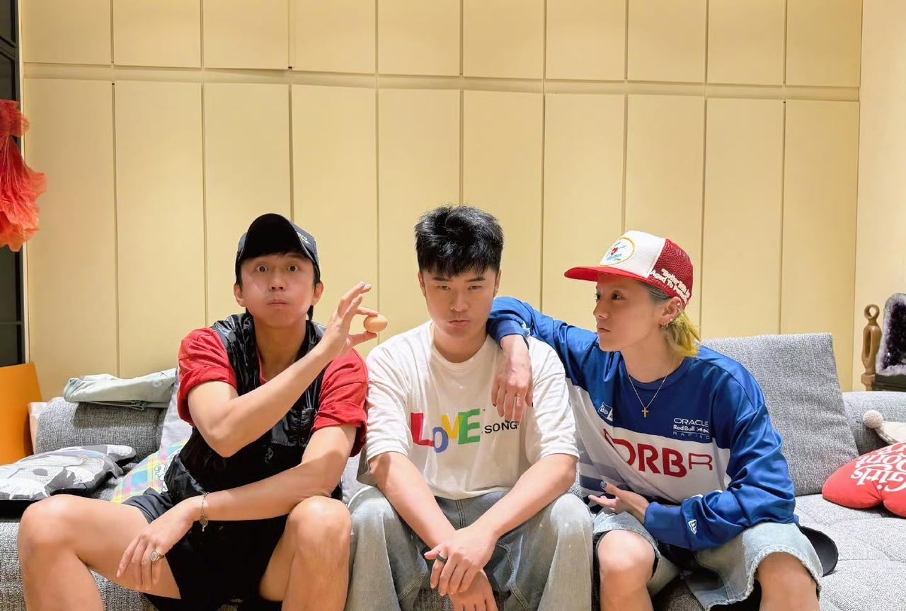 邓超、鹿晗、陈赫一家三口又团聚了。邓超晒了和陈赫、鹿晗现在和几年前的合影，问“变