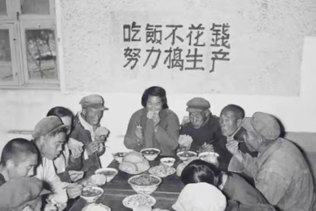 1958年10月，河南省某农村群众正在集体大食堂吃饭时的情景，当时全国农村90%