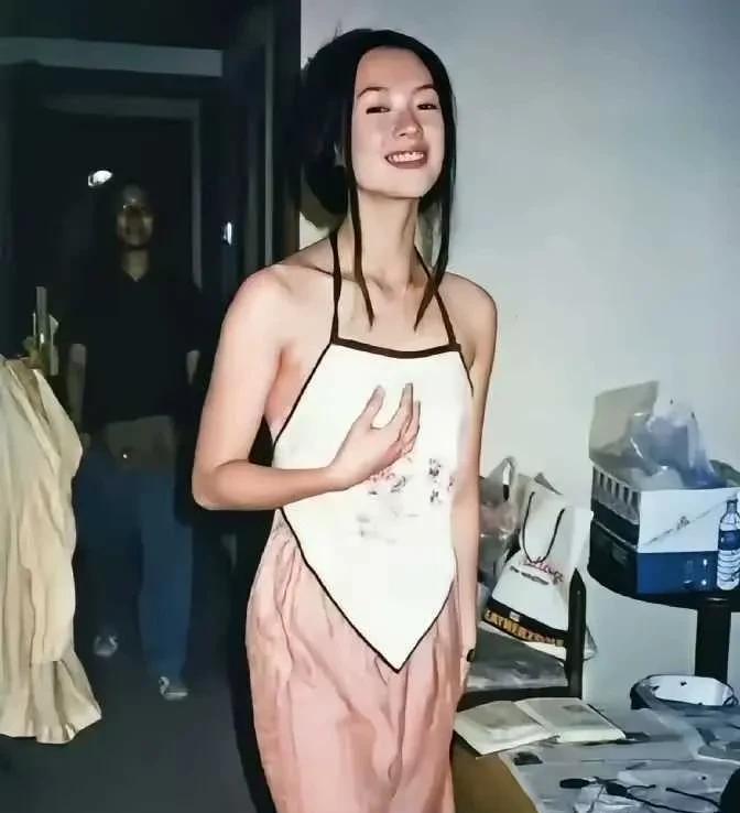 章子怡真的是很有魅力，这肚兜真的很多人穿不出感觉，章子怡的肚兜看起来充满了女性魅