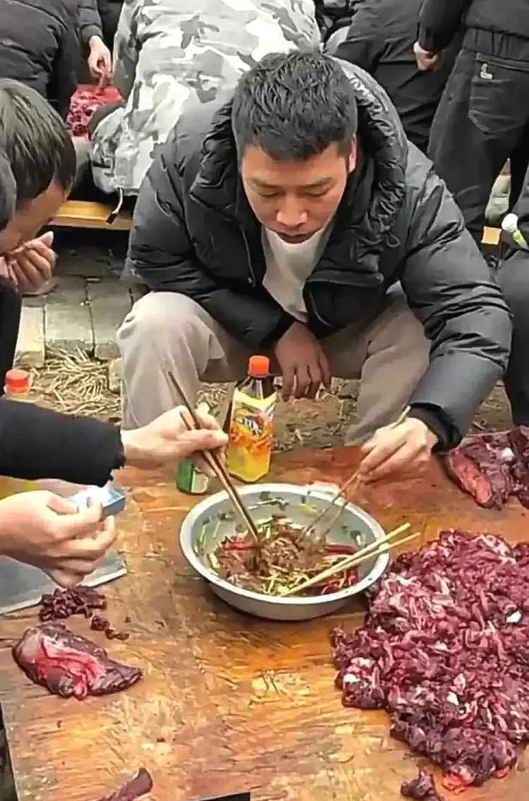 真是一群狠人！这是哪个地方的吃
法？生吃牛肉，边切边吃，营养一
点都没流失，一定