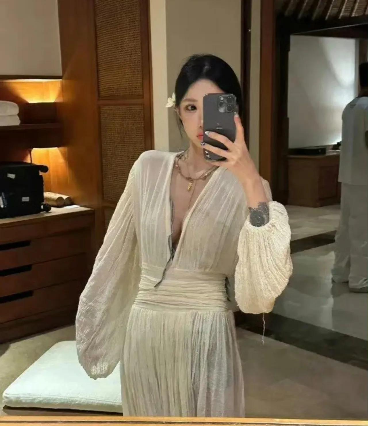 翻了翻薛小婉整容前的照片，那会儿脸蛋圆圆的，眼睛亮晶晶的，笑起来特别可爱，素颜看
