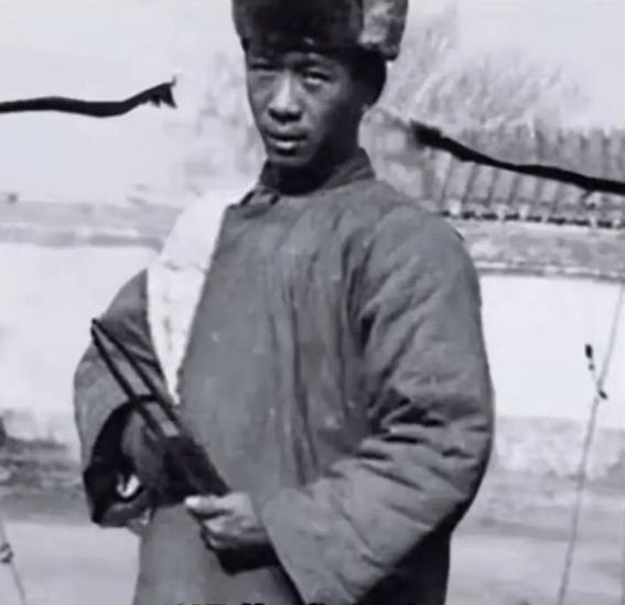 1937年，一位日本军官在大连“庆祝攻占南京胜利”，正当他伸直脖子弯腰90度鞠躬