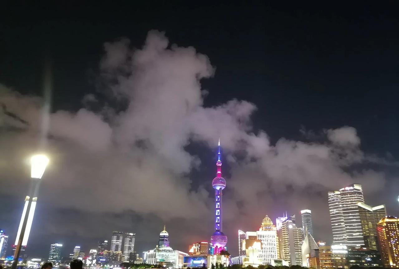 昨天我在刷视频
儿子过来了
正好刷到台湾网红馆长陈之汉邀请台湾同胞都来大陆走走看
