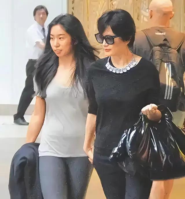 网友偶遇林青霞和女儿逛街，母女俩太漂亮了，一点看不出来这是妈妈和女儿，仿佛是一对