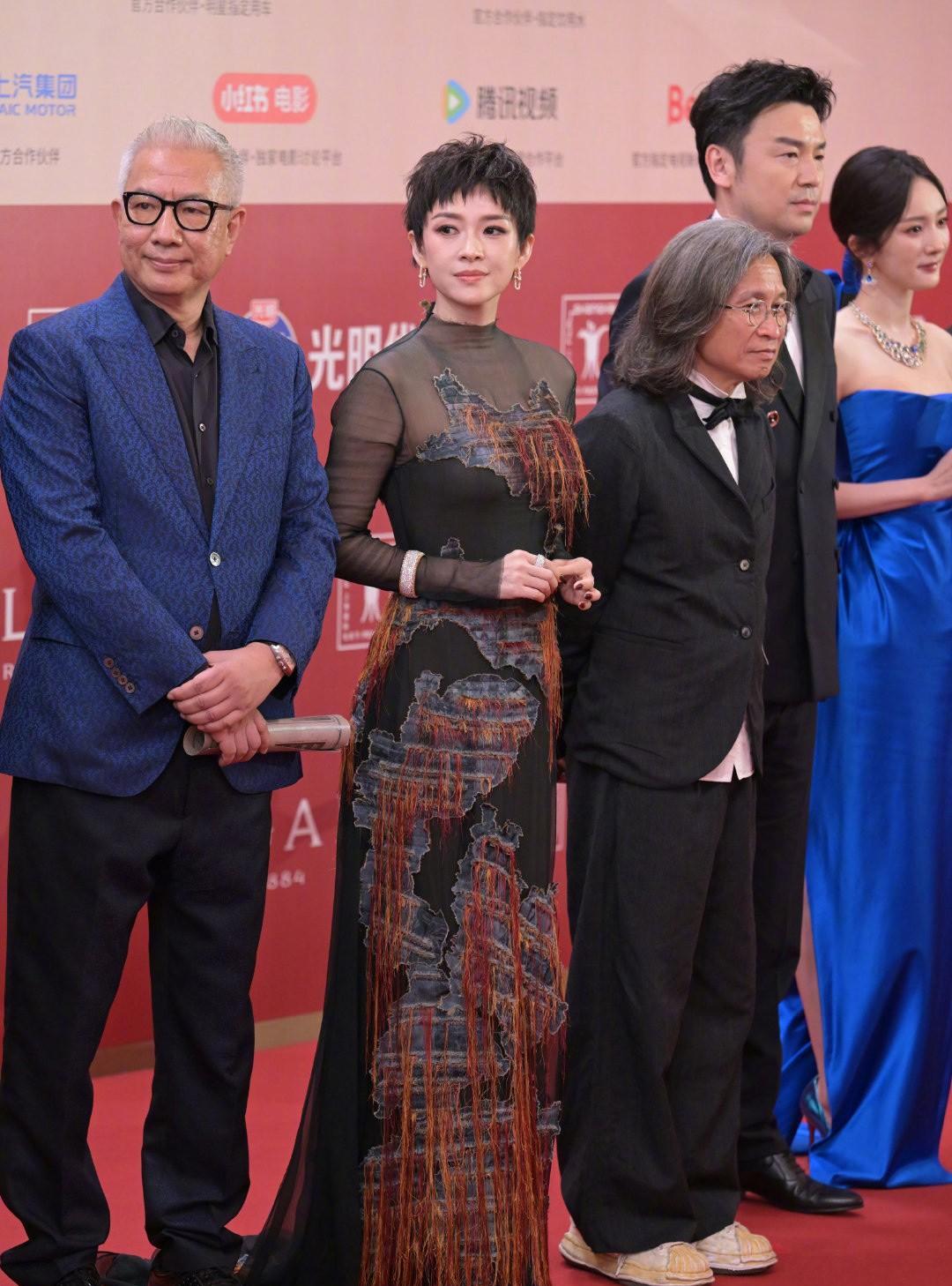 终于搞明白了
为什么85花很难同台的原因了
就拿杨幂来说吧
整个剧组，就杨幂这穿