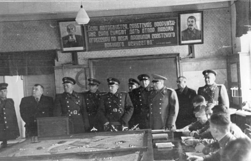 1955年11月10日苏联国防部长朱可夫在航空学校检查工作