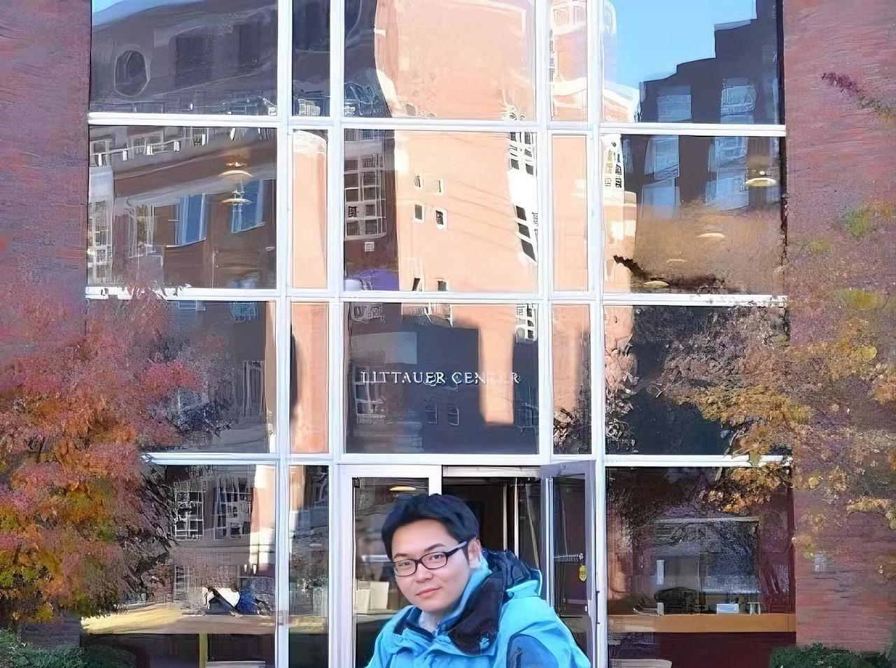 2014年春天我在哈佛大学肯尼迪政府管理学院门口拍的照
转眼十年过去了
哈佛大学