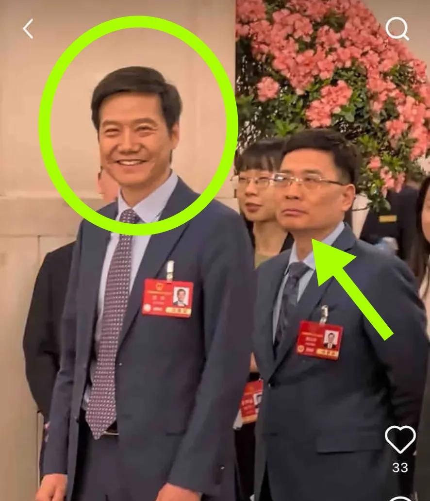 发现没？
180c的雷军无论走到哪都是笑容满面
一点老总的架子都没有！也难怪每次