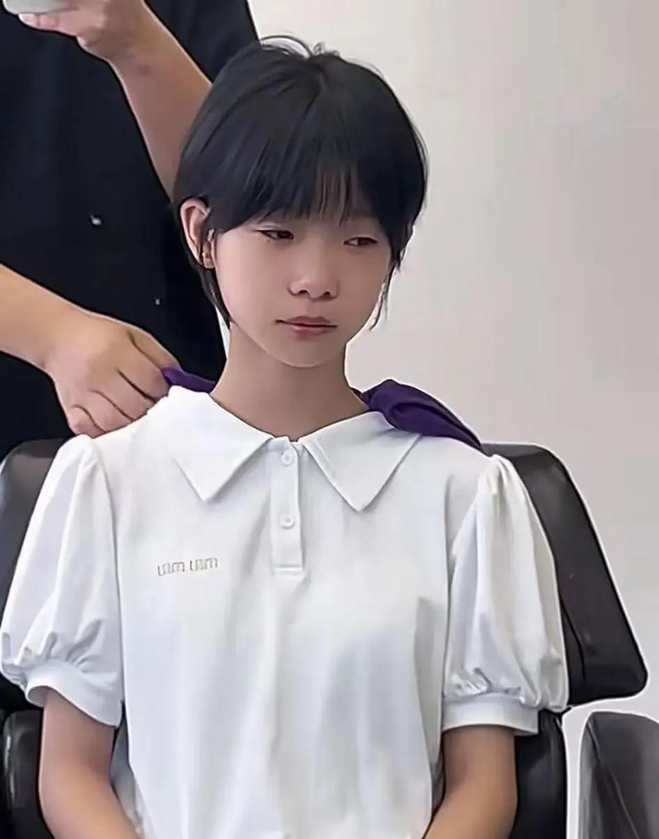 “上初中为什么非得剪短发？”河北邯郸，老师通知开学前剪短发，女生被家长拉去剪了，