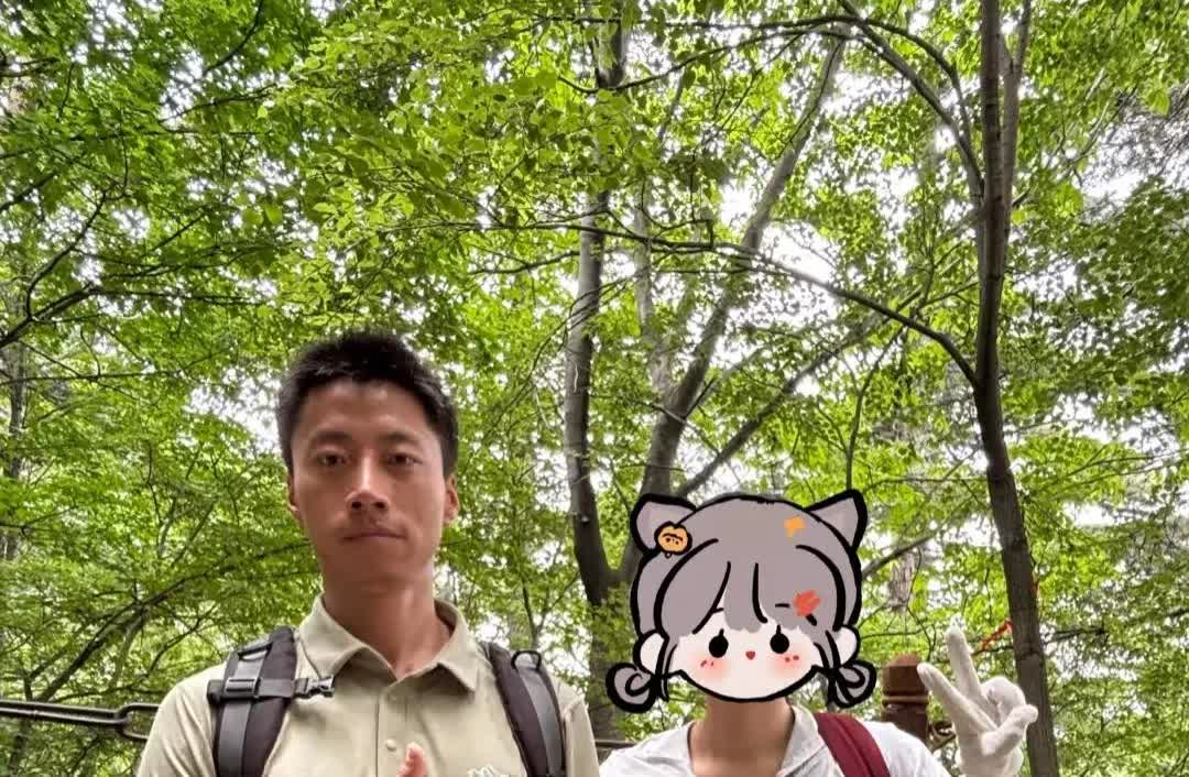 最近有好几个人都偶遇赵朔了，有人在高铁上偶遇了他，也有人在爬山的路上遇见了他。但
