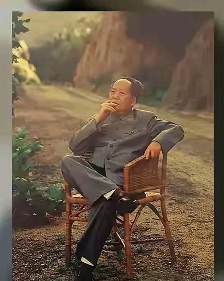 这是一张毛主席六十年代拍摄的照片，照片中主席穿着一身灰色的中山装，脚上穿着一双皮