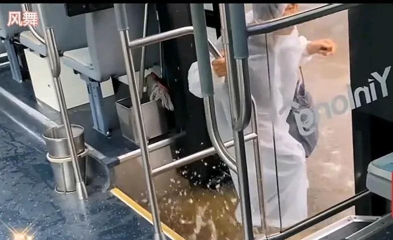 石家庄今天这场大暴雨可太猛了，坐公交车就跟乘船似的。
文苑街高东街与联盟路交口、