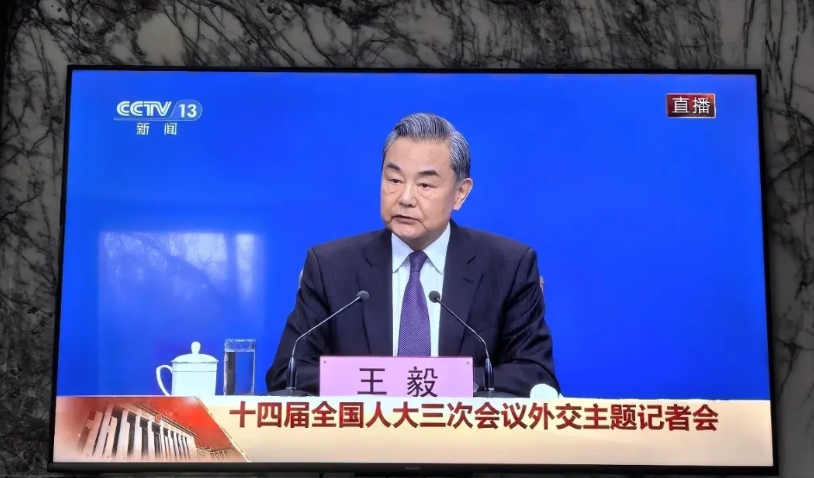 昨天上午抽空看了王外长的记者会，这老爷子直接把我看服了。七十多岁的人全程不喝一口