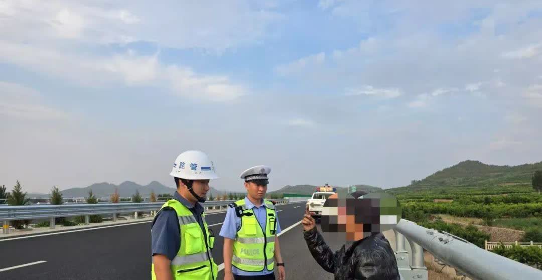 哇塞！滕临高速突发紧急状况😱，老人竟在高速上行走！
家人们，最近高速交警接到