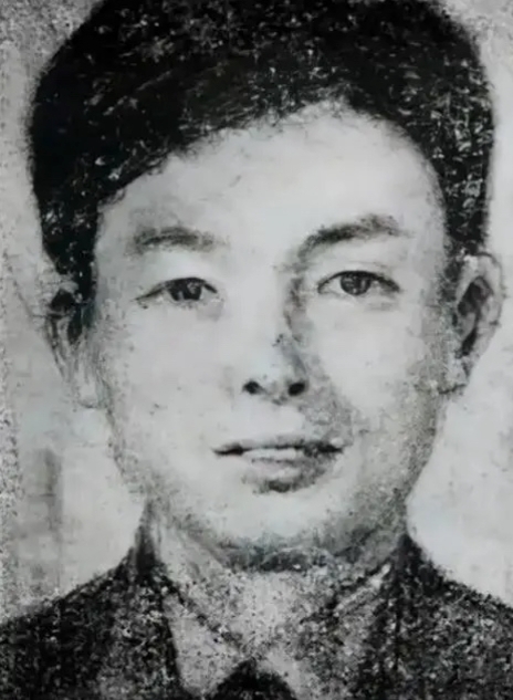 1930年，地下党员傅有智被捕，敌人把他带到海滩，连开5枪，谁都以为他死定了。谁