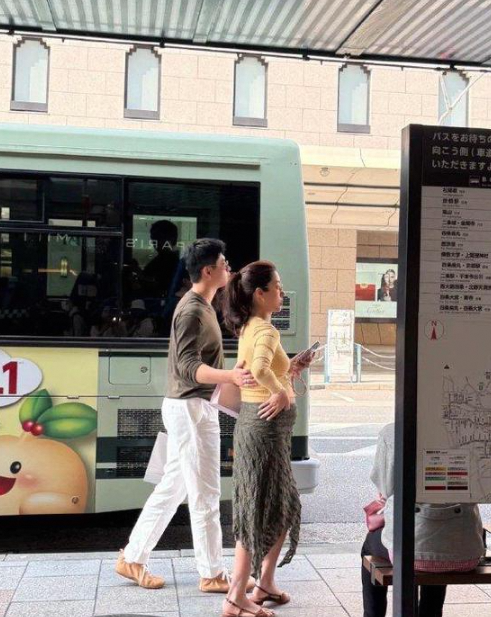 32岁杨采钰怀孕曝光！日本街头孕肚照流出，新恋情甜蜜