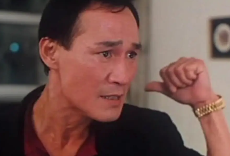 1984年，陈惠敏带着怀孕的妻子去参加宴会，碰见新义安的苏龙，苏龙一脚踢过去，陈