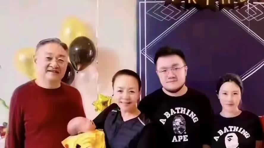 原来赵玉吉也很开心英达当爸爸，曾经跟宋丹丹去看刚生完儿子的王博古巴图呢。不少人觉