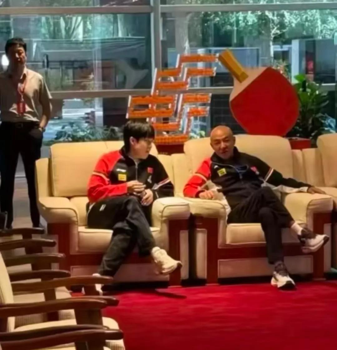 王楚钦和肖指导这坐姿太霸气了！
肖战指导双手摊开沙发一坐，特别有大佬的气质！[大
