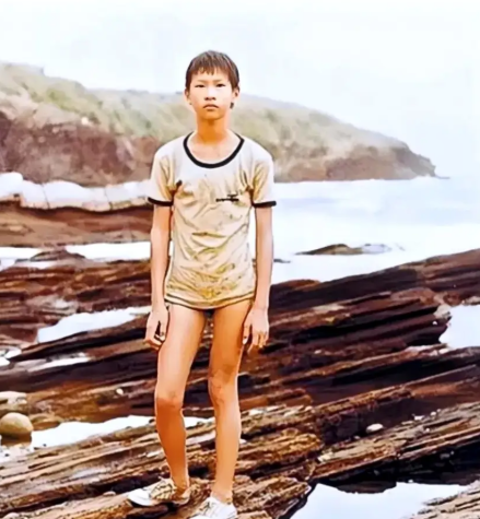 1976年，12岁的张家辉在海边留下了一张旧照。照片里的他看似瘦小邋遢，谁能想到