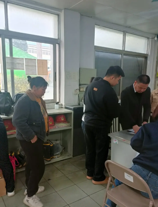 东莞工厂最恶的事，你知道吗？
今天上午十几个人去一家工厂找工作，这是个规模不大看