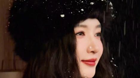 江疏影雪地嬉戏，状态真不错！