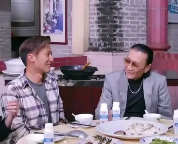 主持人问谢贤，在谢霆锋的成长经历中，哪些事是让谢贤觉得有遗憾的，谢贤沉默许久，最