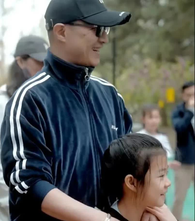 汪峰三个女儿，小女儿醒醒总在身边，怪不得偏爱呢？原来早有原因。

大女儿小苹