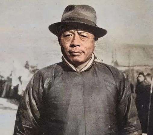 1944年，八路军陈克同志被伪军抓住，临刑之前，一汉奸自告奋勇： “太君交给我，