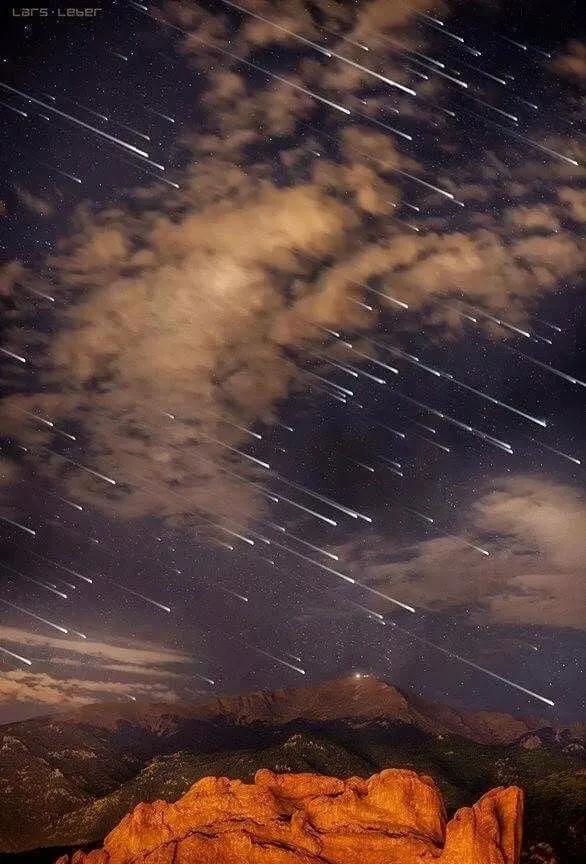 7 月 29 日夜间至 7 月 30 日凌晨，将爆发流星雨。
在高峰期，预计每小