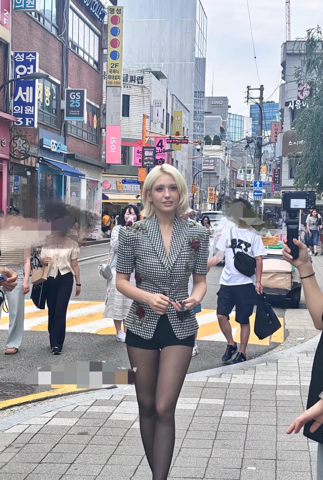 韩国旅游，好像遇到明星了
身材真的好到爆，简直是真人芭比！