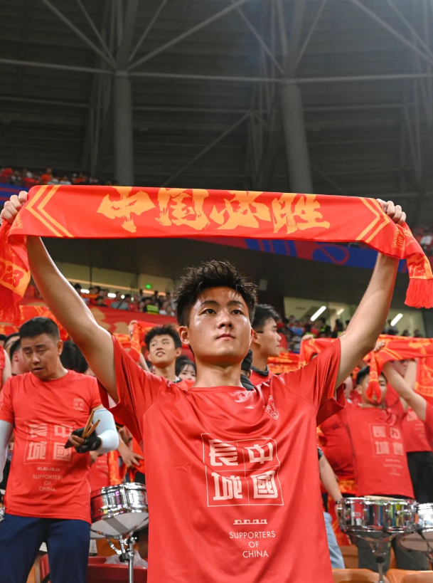 王钰栋会是国足的希望吗？

国足早已无缘世界杯正赛，但还是有很多球迷来到现场。