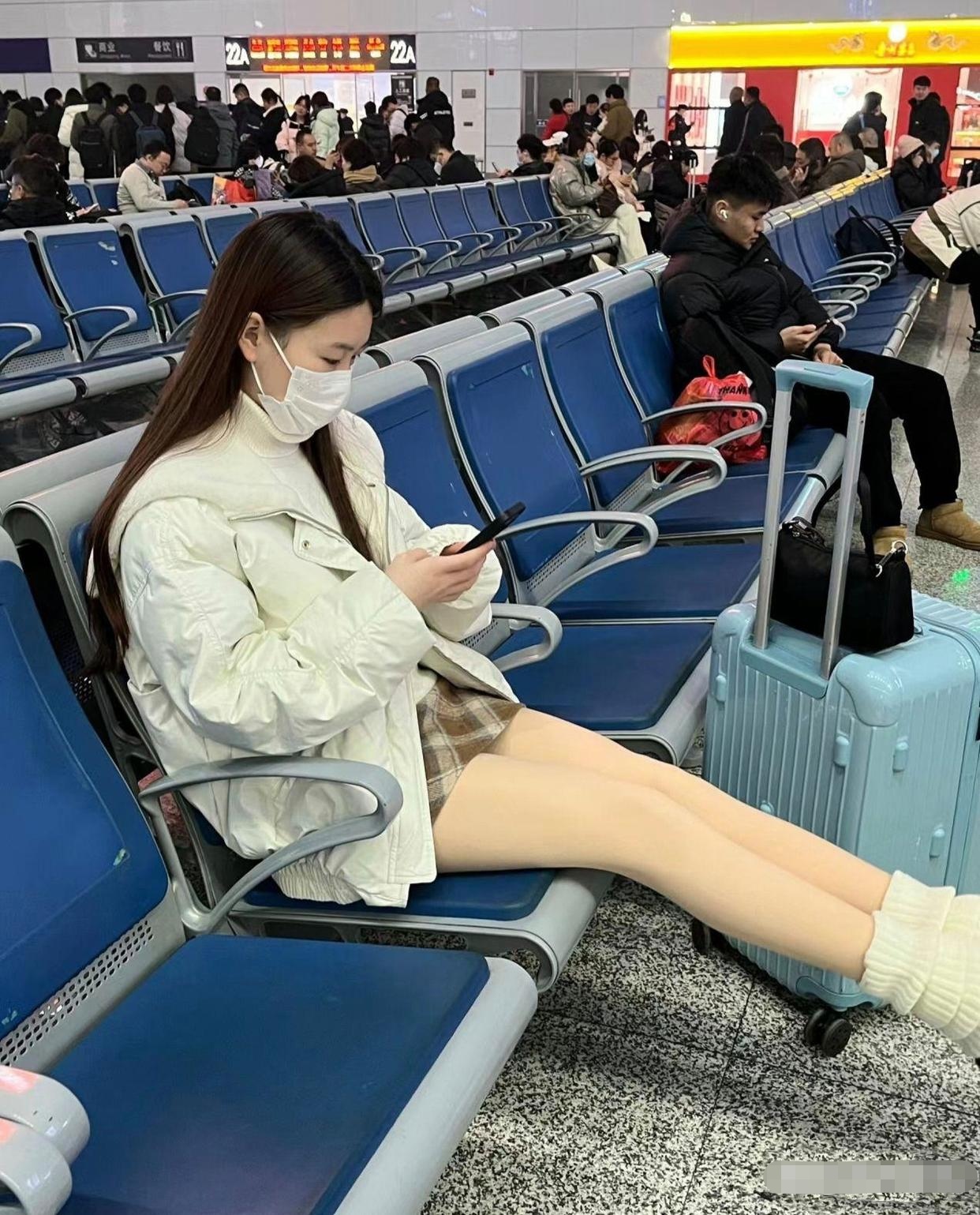 参加家庭聚会，长辈们亲切地嘘寒问暖，兄弟姐妹嬉笑打闹。在这浓浓的亲情氛围中，深深