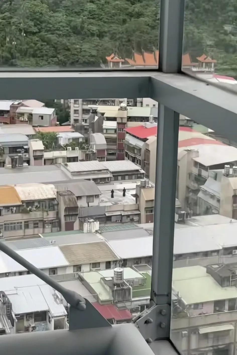 8月28日，早上八点多，安徽一网友发现对面楼顶有人在练日本武士刀。
本来第一眼以