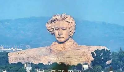 1948年，毛主席在乘车赶往西柏坡的途中，发现路边躺着一个身患重病的小姑娘，生命