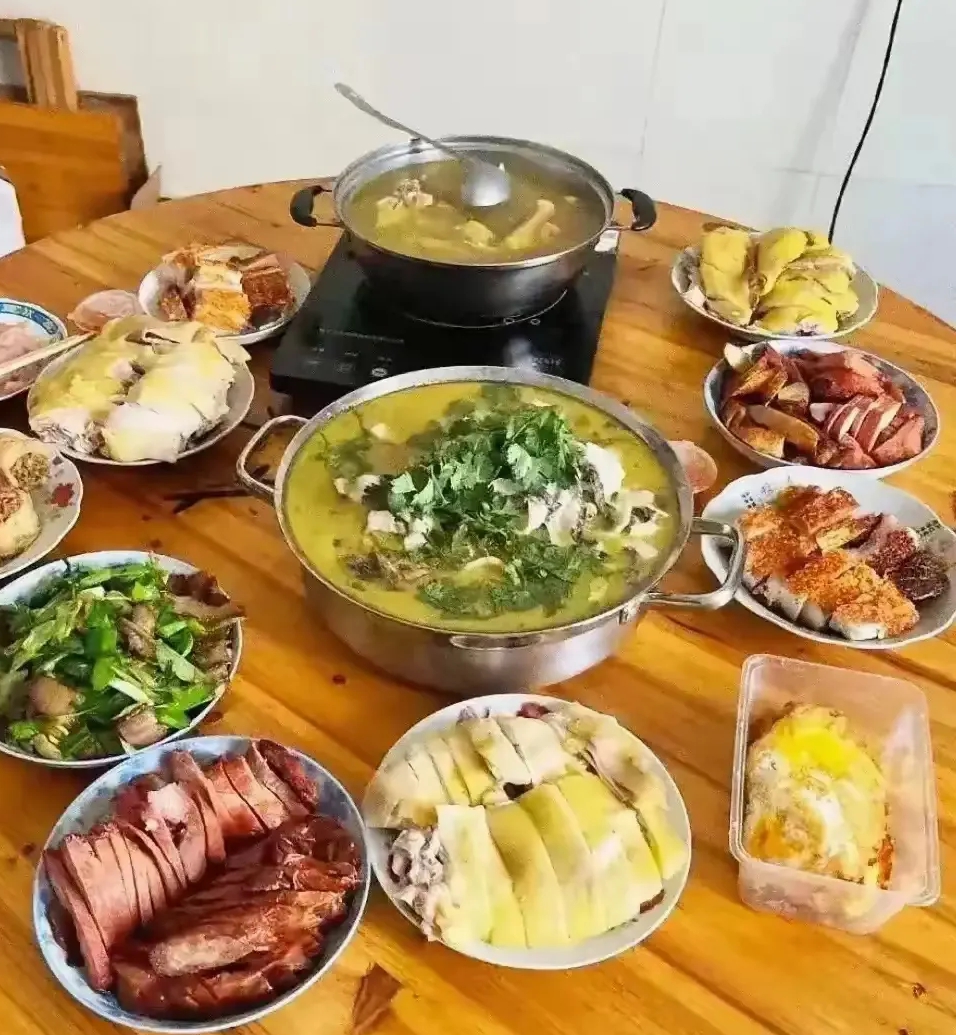 女朋友第一次来家里，这样一桌饭菜够硬吧