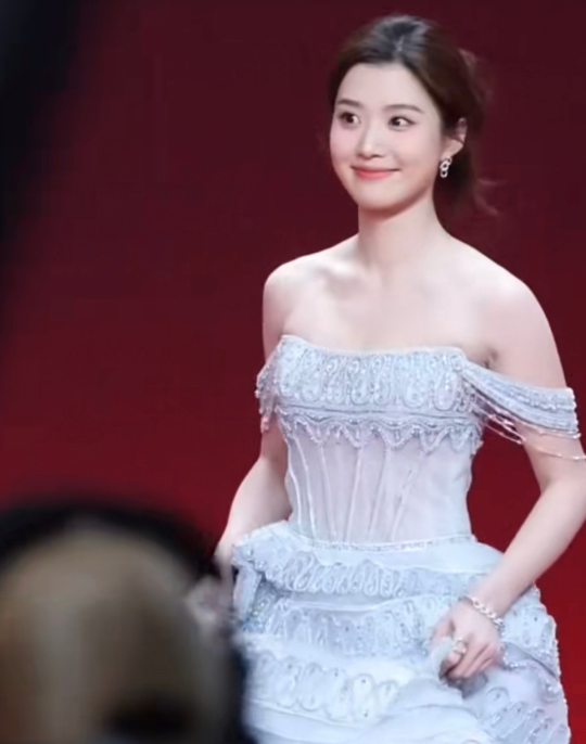 卢昱晓厦门线下活动直拍，肤白貌美的公主款款而来！ 