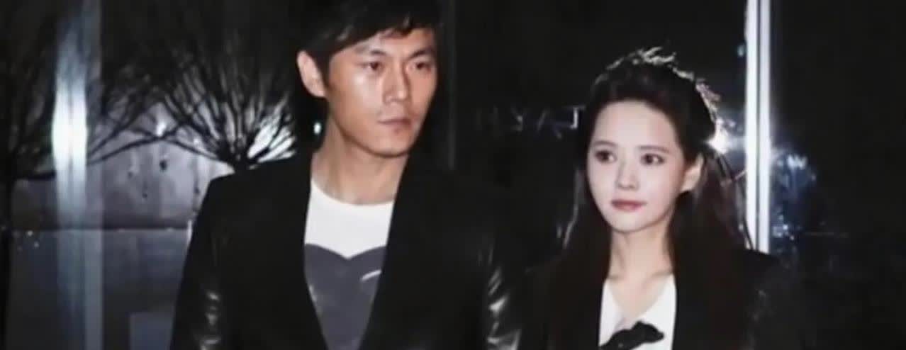 理想照进了现实
当偶像成为老婆！
秦昊坦言:自己九岁的时候伊能静就是他的偶像